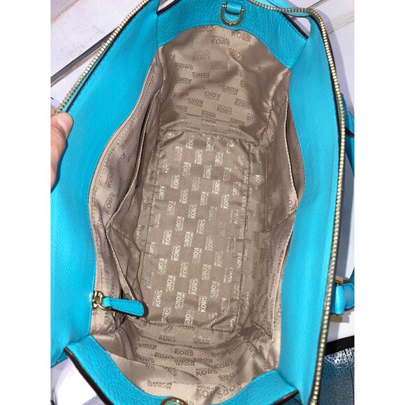 MICHAEL KORS, LARGE BLUE PEBBLED LEATHER HANDBAG - Picture 15 of 16